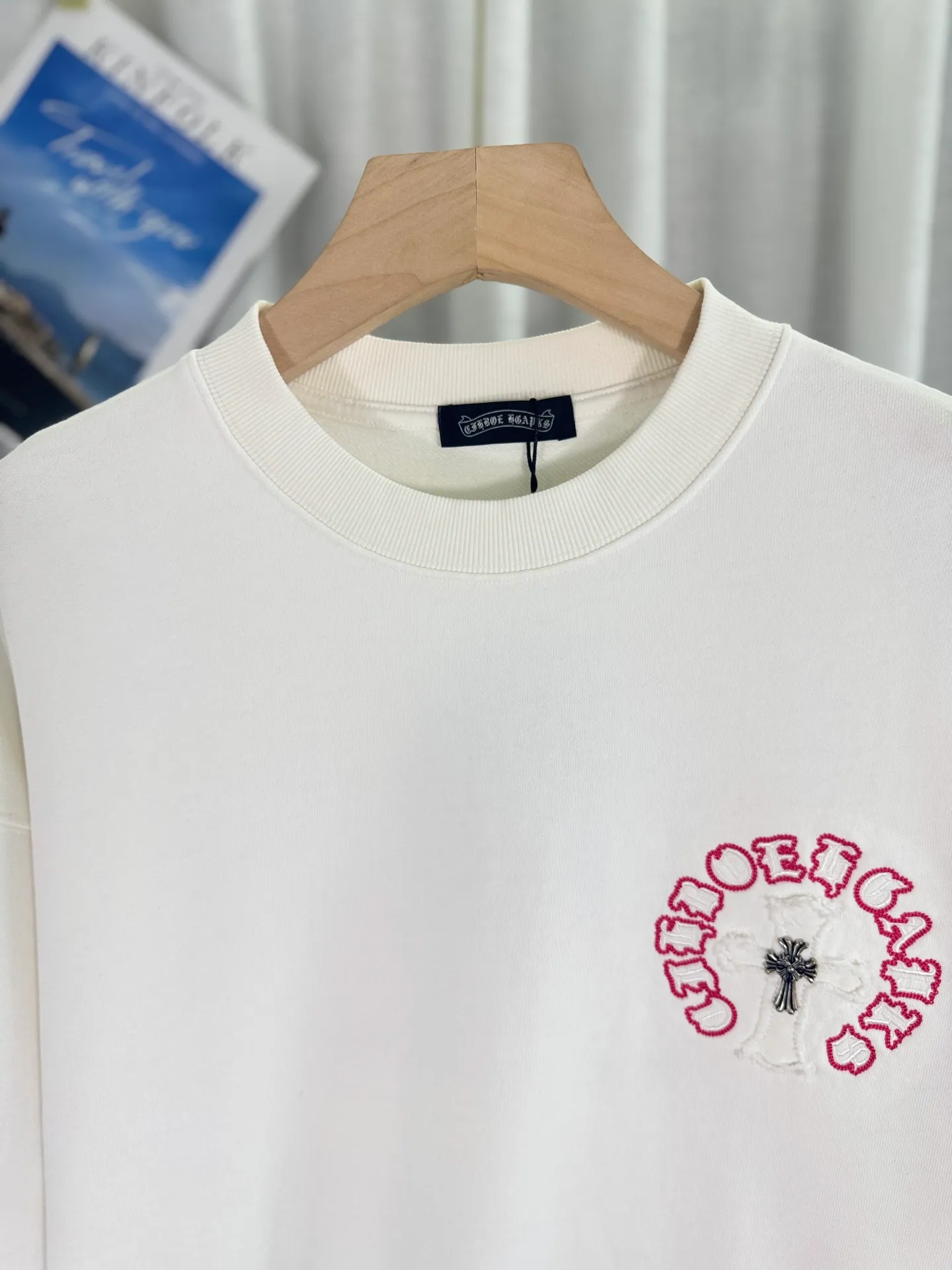 P260 top version, real shot without P, ​​different from market currency) 𝗖𝗵𝗿𝗼𝗺𝗲 𝗛𝗲𝗮𝗿𝘁𝘀/Cro Heart 2025 patch embroidery autumn and winter new original single counter American laser burnt 3D three-dimensional color embroidery couple casual sweatshirt 👑The highest version! Customized fabric 400g tripe terry fabric! American acid-washed and distressed original fabric laser burnt ✟appliqué embroidery and exquisite embroidery of letters! The best-selling model in the counter, very comfortable to wear. Accessories: original molded and authenticated collar label➕100% silk wash label. Genuine purchase-grade original hangtag���matching hanging rope➕3D hanging beads➕original packaging bag. Craftsmanship: The original version has consistent wiring! The highest version of the armhole matching technique! Color: White Black Size: S M L XL Style Number: 25-312